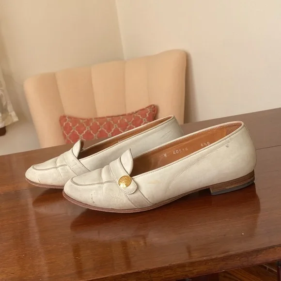 Ralph Lauren Ivory Leather loafers with logo button size 6 1/2 Women’s - Picture 4 of 10